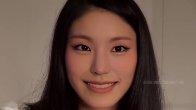ITZY Yeji Kpop Poses For the Camera Naked 예지