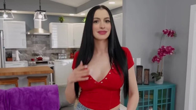 Anne Hathaway Gives Her Assistant An Reward